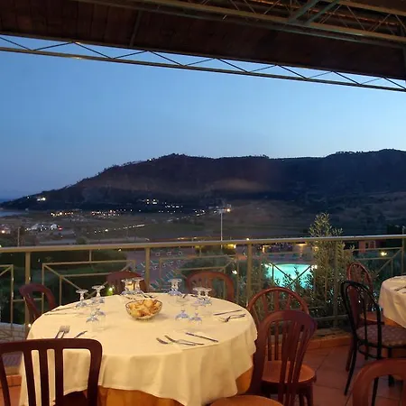Porto Rhoca Сквилласе