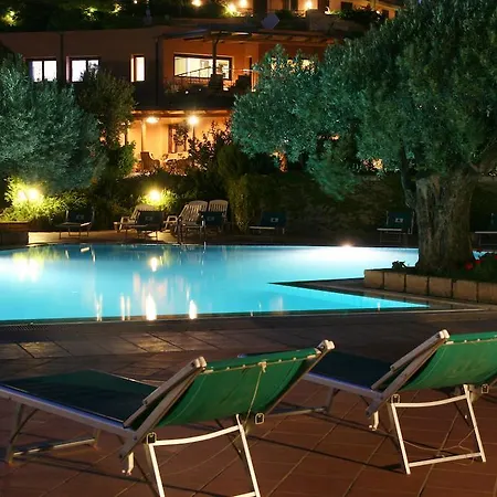Porto Rhoca Сквилласе